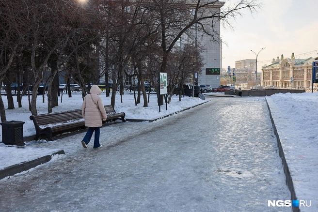 Горожане ни раз жаловались на обледеневшие тротуары | Источник: Александр Ощепков / NGS.RU