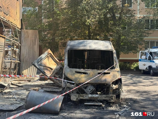 Это фургон Алексея Рыжикова, который он пригнал во двор на Космонавтов | Источник: Марина Рыбалкина / 161.RU
