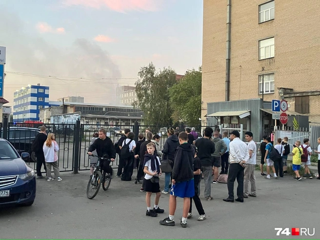 На месте много зевак, но на территорию никого не пускают | Источник: Наталья Лапцевич