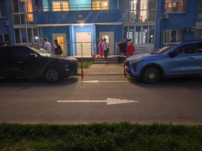 Ребенок вышел из подъезда и сразу побежал на площадку | Источник: gibddsochi / t.me