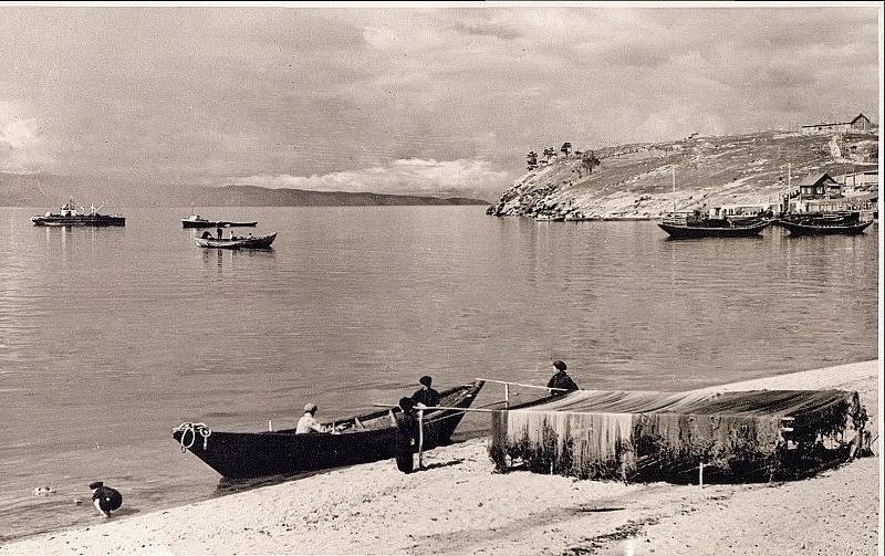 Разборка сетей, поселок Хужир, 1959 год | Источник: Маторин / pastvu.com
