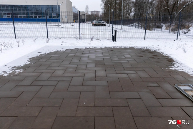 На аллее есть выделенная зона. Пока не понятно, что здесь будет | Источник: Артем Бауман \ 76.RU