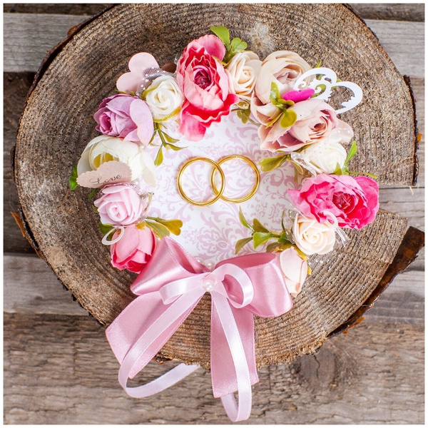 Свадебная тарелочка для обручальных колец молодоженов с атласным бантом, розовыми бутонами, жемчугом и узорами