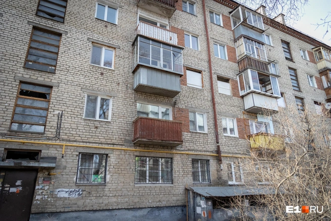 Газовые трубы идут прямо по фасаду, что добавит сложностей при сносе | Источник: Владислав Лоншаков / E1.RU