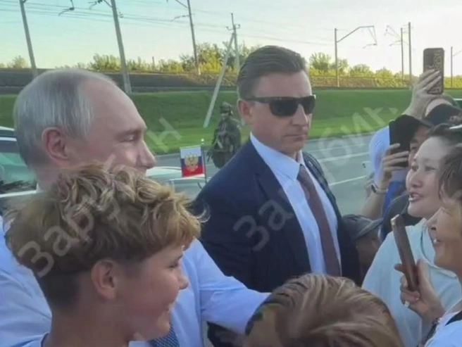 Путин пожал некоторым новосибирцам руки | Источник: «ЗАРУБИН» / Телеграм