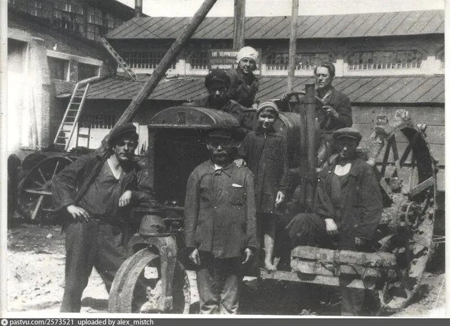 У всех есть головной убор | Источник: pastvu.com / alex_mistch, id.knigovod.ru