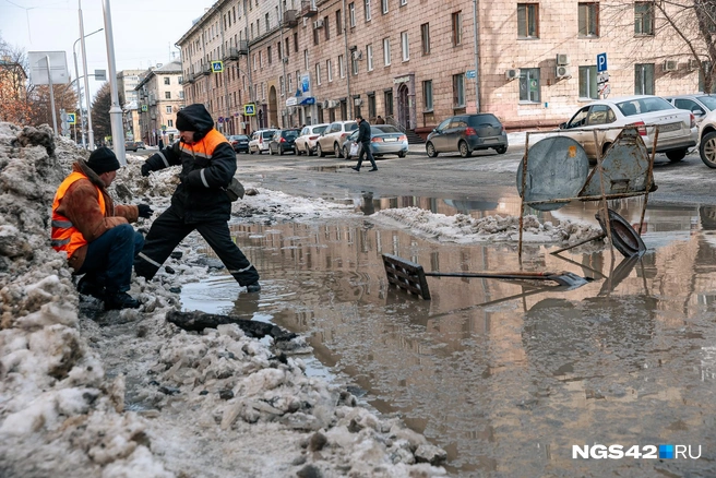 Горожане пишут в соцсетях, что преодолеть лужи можно лишь на лодках или сапбордах  | Источник: Максим Серков / NGS42.RU