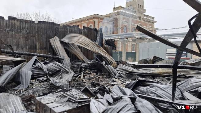 Именно здесь, по словам пожарных, пожар занялся | Источник: Тимофей Крылов / V1.RU