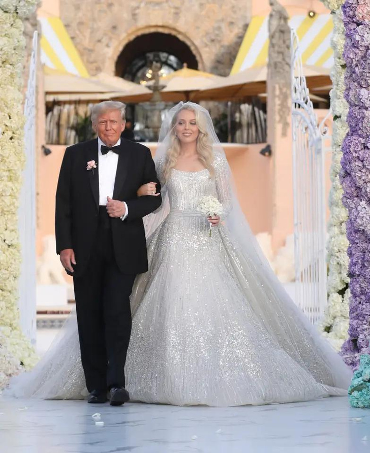 Ожившая принцесса: Иванка Трамп в вечернем платье оттенка незабудок на свадьбе младшей сестры