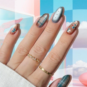 Голубой + коричневый — самое модное сочетание в маникюре на осень 2025