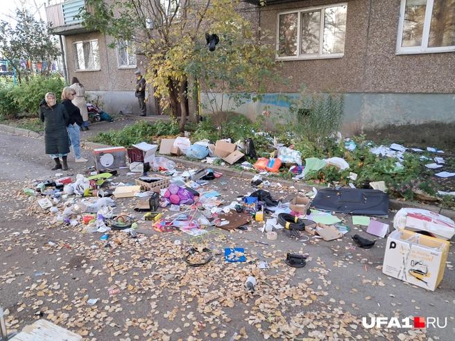 Мужчина выбросил из окна многие вещи, находившиеся в доме | Источник: Андрей Сивец / UFA1.RU