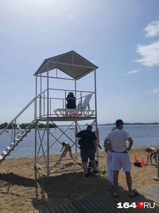 На песчаном пляже Саратова уже работают спасатели | Источник: Сергей Гендин / 164.RU