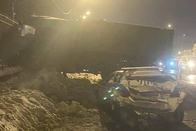 Мусоровоз протаранил машину ГИБДД на Пулковском шоссе