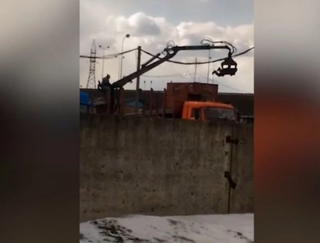 Видео: в Ярославле рабочие сделали аттракцион из погрузчика металлолома | ya62.ru