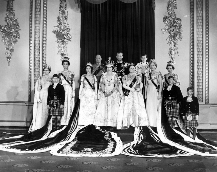 2 июня 1953 года: Королева Елизавета II с другими членами королевской семьи в Букингемском дворце после коронации