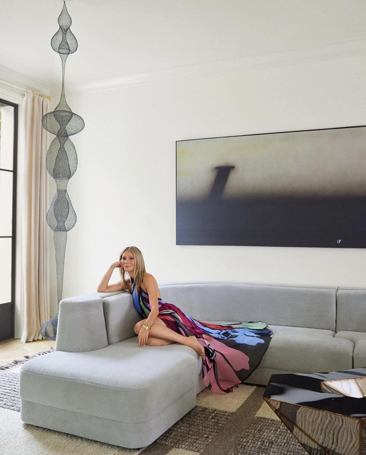 Кофейный столик Lunar table в доме Гвинет Пэлтроу. Фотография из книги Livable Luxe Бриджитты Романек. | Источник: Йосихиро Макино 