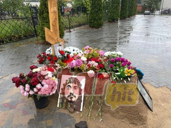 На могиле почти всегда есть свежие цветы