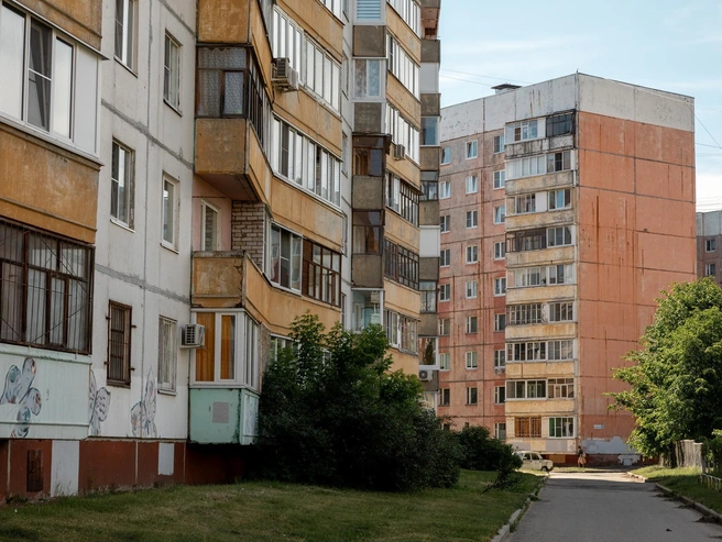 Здесь цвет фасадов уже не такой яркий | Источник: Александр Куренной / 76.RU