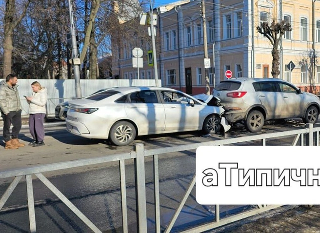 В центре Рязани столкнулись два автомобиля | ya62.ru