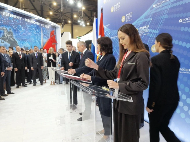 КПО «Новосёлки», самый большой завод по переработке бутылок и сбор электроники в Петербурге. На ПМЭФ подписали несколько экосоглашений | Источник: Анна Мотовилова, «Фонтанка.ру»