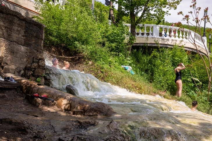 У Бесстыжих ванн в Пятигорске | Источник: Yulia_B / Shutterstock.com