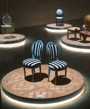 17 художников и дизайнеров переосмыслили знаменитый стул-медальон Dior