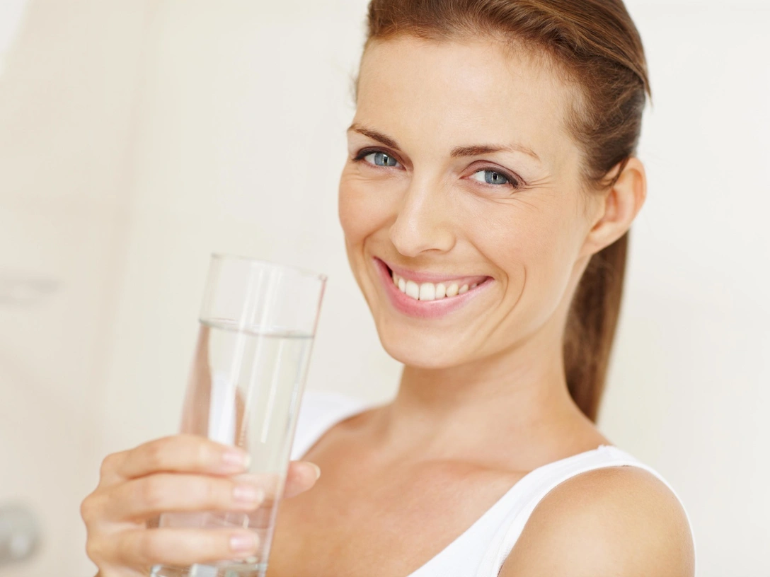 Фильтрованная, в бутылке или кипяченая: какая вода самая полезная для здоровья | marieclaire.ru