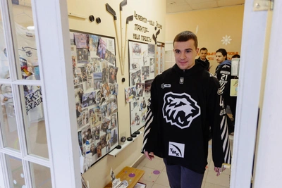 Игроки Трактора в гостях у детсадовских болельщиков