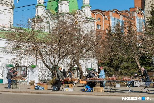 У Покровского собора идет торговля | Источник: Елена Васильева / NGS24.RU