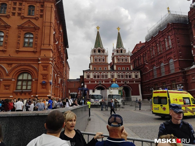 Москвичи и гости столицы собрались на Манежной площади | Источник: Игорь Мещанев / MSK1.RU