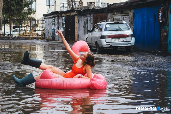 Если вы не можете поехать на море, то взгляните на дороги в вашем дворе | Источник: Александр Левчук / NGS42.RU