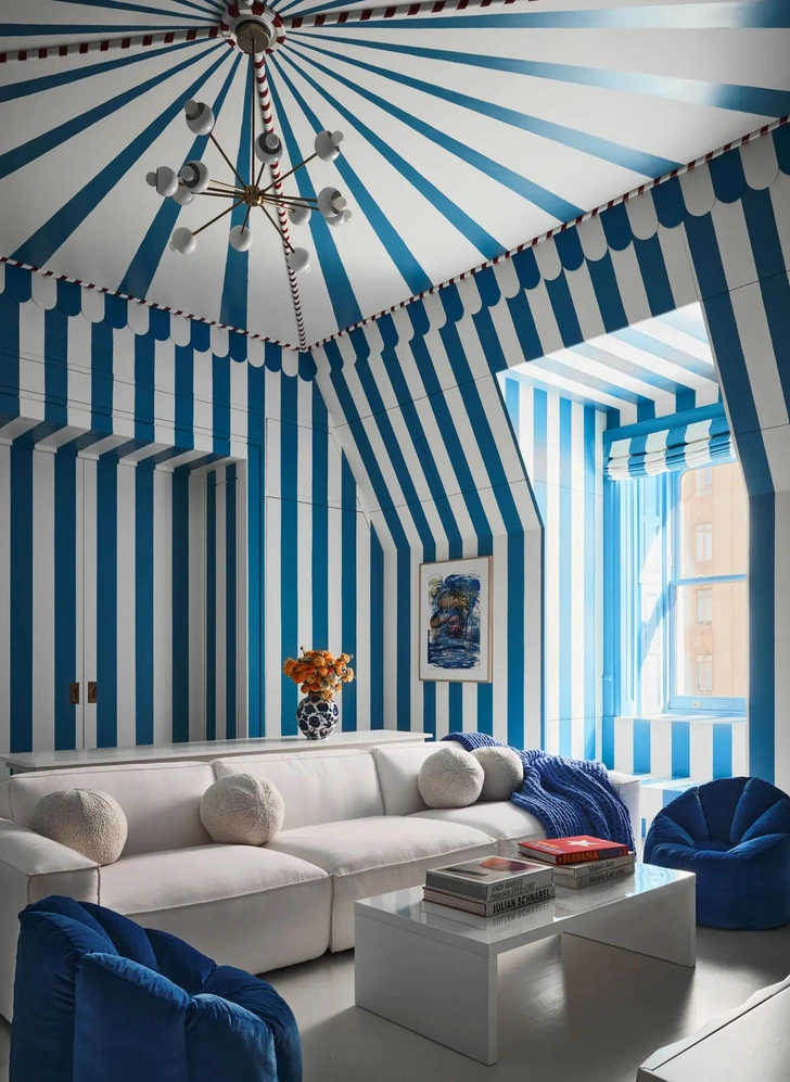 Вторая гостиная декорирована сине-белыми полосками, напоминающими цирковой шатер. Диван, RH. Кресла, изготовленные на заказ, обтянуты бархатом Designers Guild. Работа Кэрролла Данэма. | Источник: Дуглас Фридман