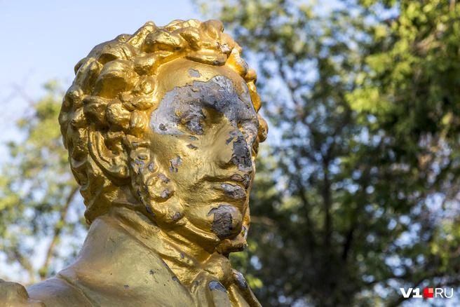 Вот так выглядел бюст незадолго до падения с пьедестала | Источник: Константин Завриков / V1.RU