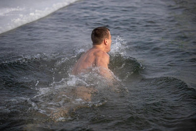 Отец из Сургута окунул годовалого сына в прорубь при -30°C