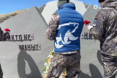 На Шумшу возложили цветы к мемориалу воинов-освободителей