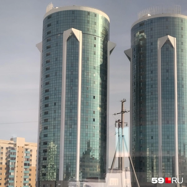 Фото из автобуса: два стеклянных цилиндра напоминают силосные башни&nbsp; | Источник: Ольга Якунчева / 59.RU