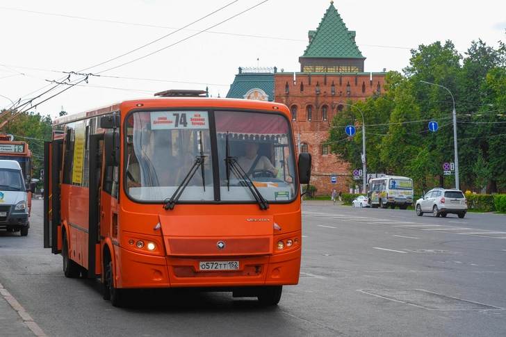 74-й автобус на фоне Нижегородского кремля | Источник: Vereshchagin Dmitry via Shutterstock/Fotodom.ru