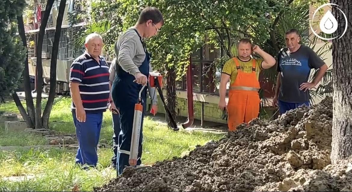 Водоканал сутки искал прорыв на сетях, который заливает микрорайон в Сочи 