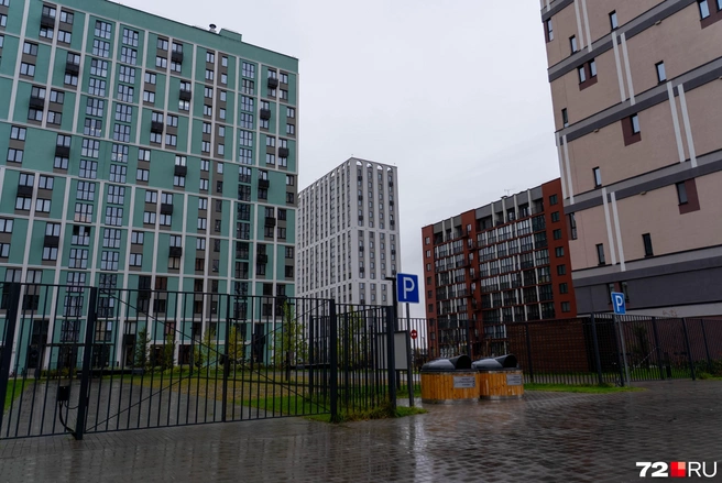 Местные жители признаются, что в новом районе пока нет ничего, кроме магазинов и ПВЗ маркетплейсов | Источник: Илья Чикотин / 72.RU