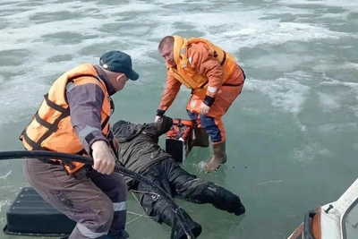 Рыбаков спасли после провала под лёд на Обском водохранилище