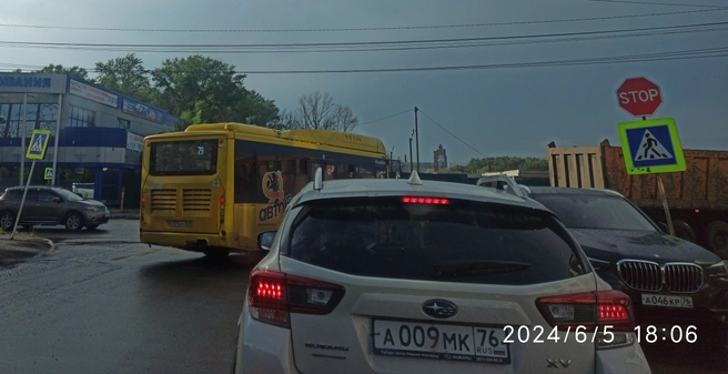 Свидетелями оплошности водителя общественного транспорта стали автомобилисты | Источник: Андрей Трифф