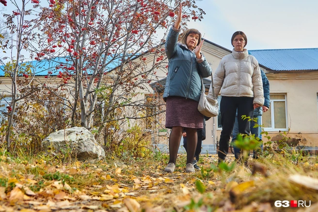 «Мы хотим такую тропинку проложить, чтобы она через спортивное поле к обелиску вела. Хотим старую плитку сохранить, никакого асфальта тут делать не будем, просто красивую дорожку, чтобы всем удобно было ходить», — объясняет Ольга Петрухина | Источник: Роман Данилкин / 63.RU
