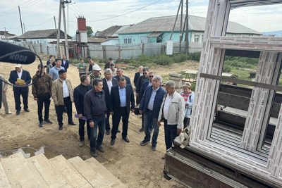 Глава Бурятии проконтролировал ход строительства Оймурской школы