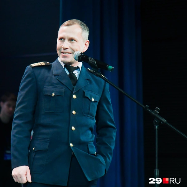 Капитан старейшего парохода-колёсника в России — «Гоголь» — Дмитрий Беляев назвал победителя кофейной номинации. Ведь Архангельск — первый порт России, который стал принимать корабли с кофе | Источник: Иван Митюшёв / 29.RU