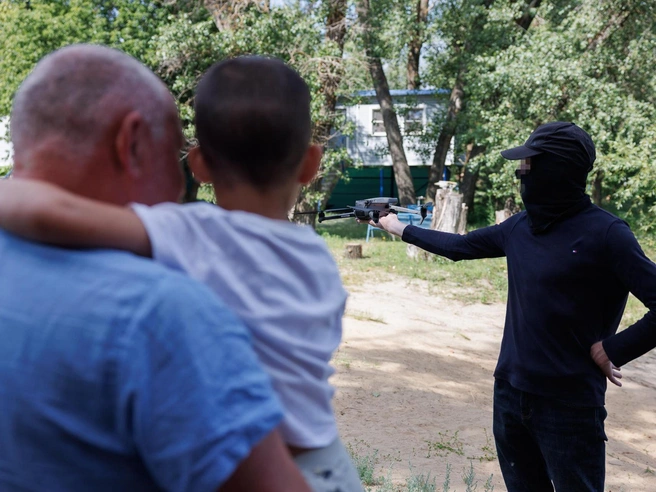 Смотри, сейчас вылетит «птичка» и никто от неё уже не убежит! | Источник: Алексей Волхонский / V1.RU