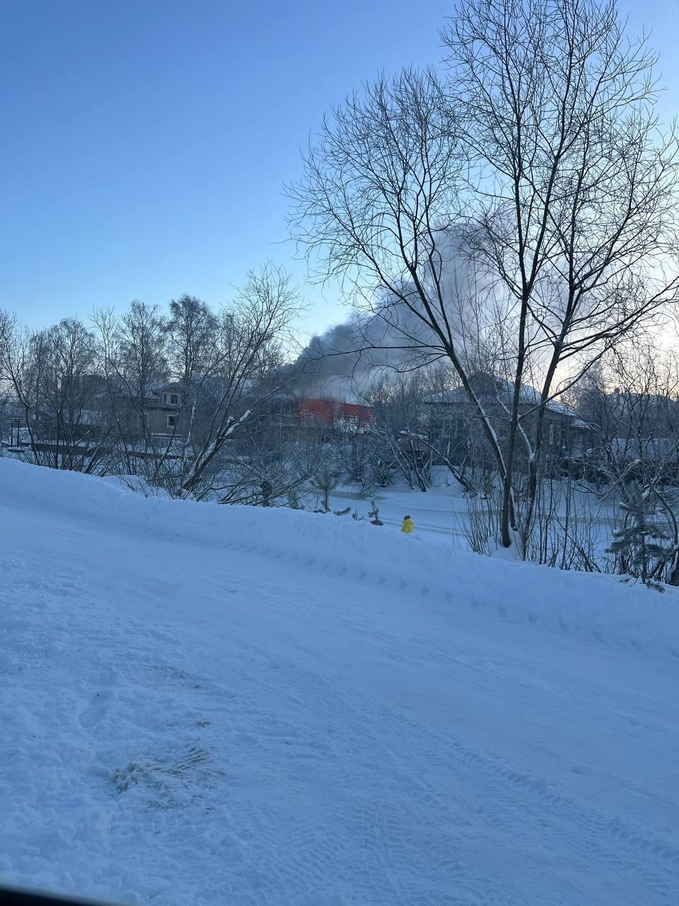 Жители Архангельска заметили огонь в частном доме возле Кемского поселка