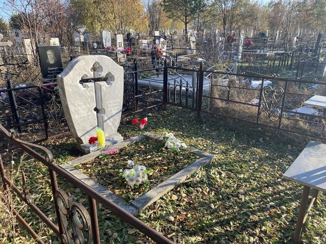 Из куска мрамора вырезали крест | Источник: Ирина Господаренко / NGS22.RU