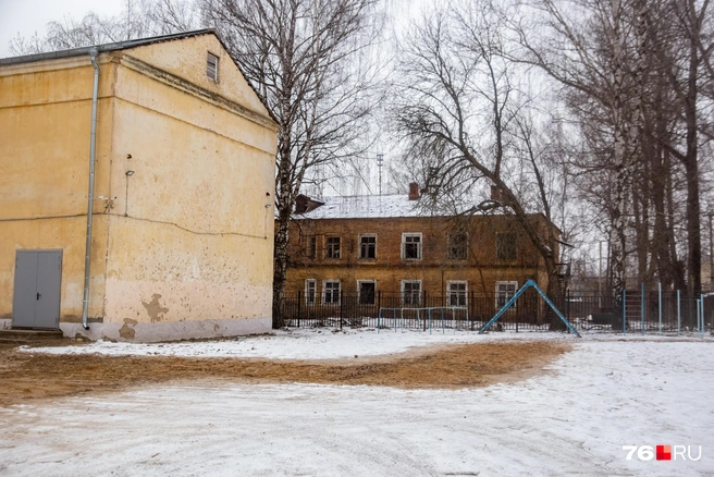 Аварийный дом соседствует со школой | Источник: Кирилл Поверинов / 76.RU