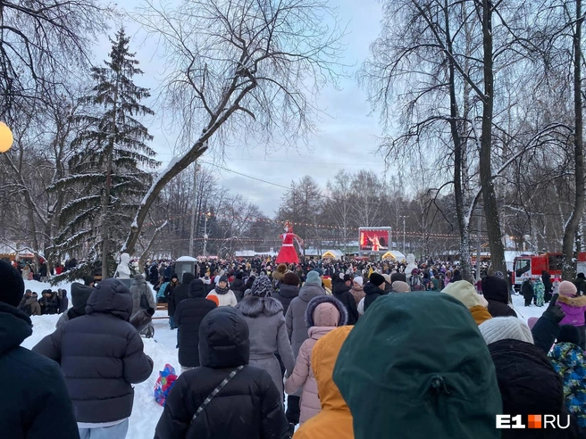 «Невозможно пройти!» В Парке Маяковского собралась толпа — чего все ждут? | Источник: Екатерина Маврина / E1.RU