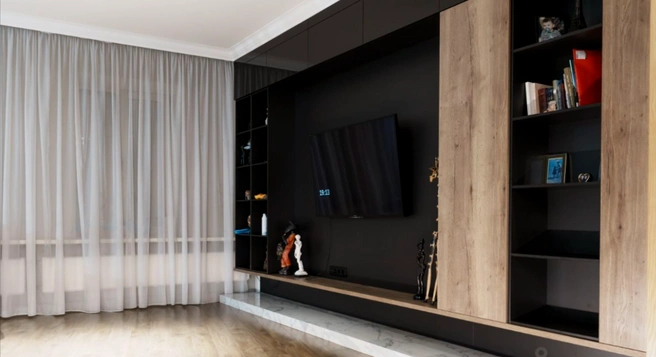 Большая гостиная сделана в черно-белых тонах  | Источник: N1 / Агентство недвижимости «Среда»